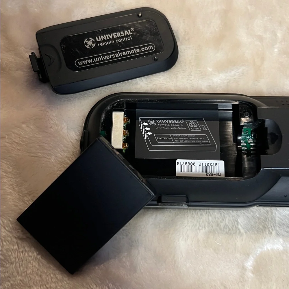 NWOT 📺 BLACK UNIVERSAL REMOTE CONTROL WITH RECHARGEABLE LITHIUM BATTERY